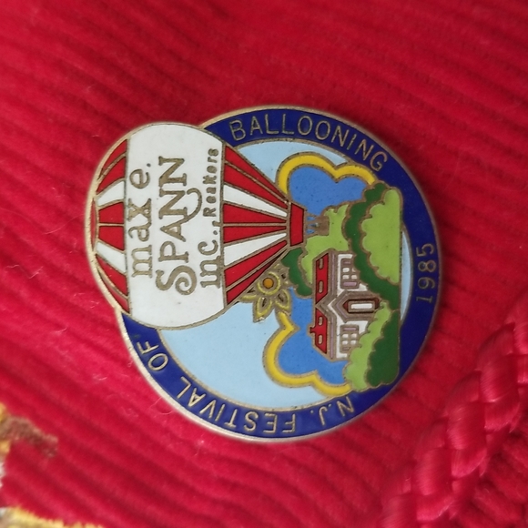 Corduroy 1970s Vintage Hat for Men with Vintage Pins - Picture 9 of 16